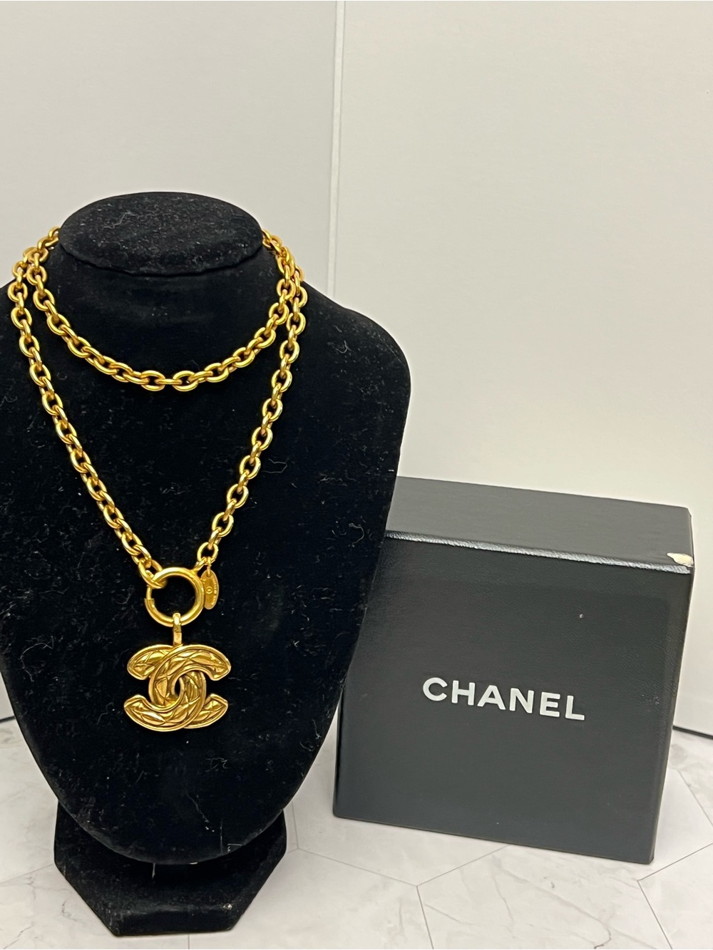 Vintage CHANEL Gold-Tone Interlocking large quilted CC Pendant Chain Necklace